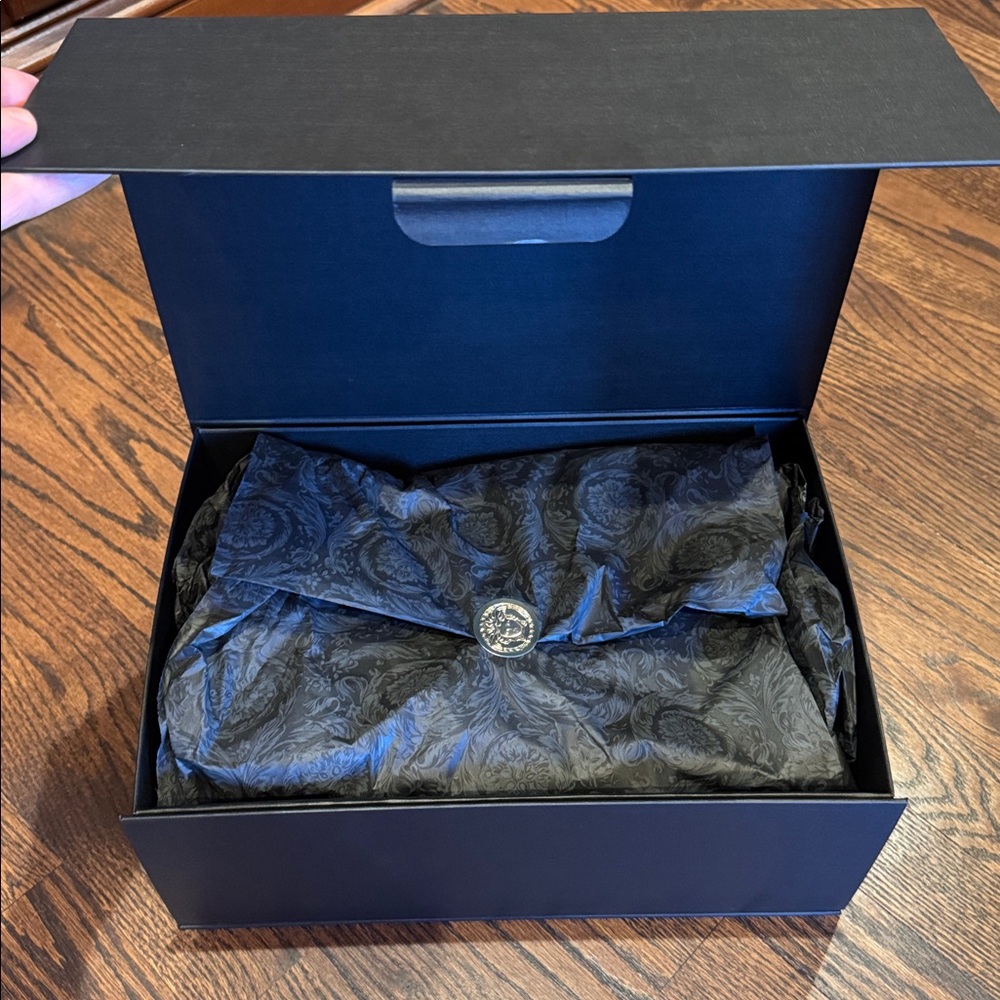 Versace Black Gift Box with Gold Logo - Picture 2 of 2